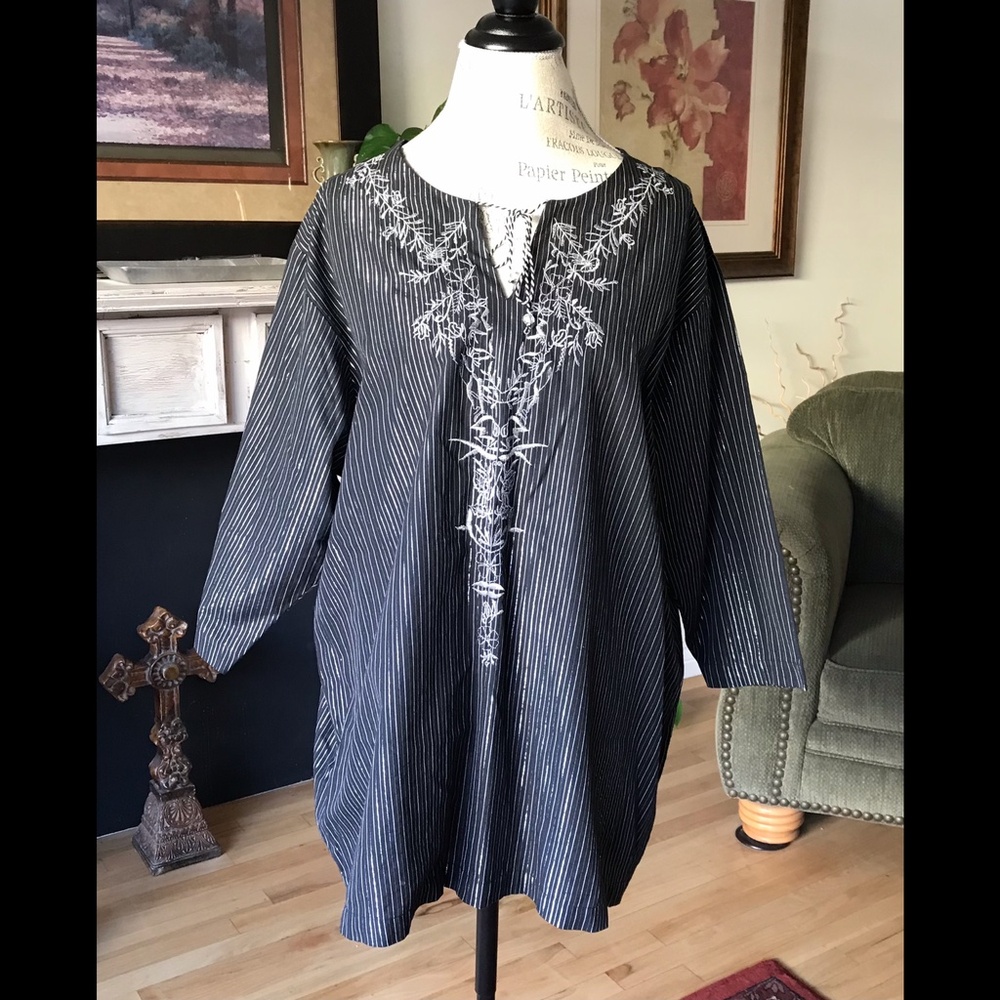 MAGGIE & MAX Silver Pinstripe Embroidered Women’s Black Top w/ Tie Closu…